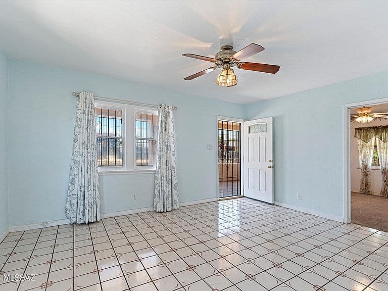 228 W Jacinto St photo 3