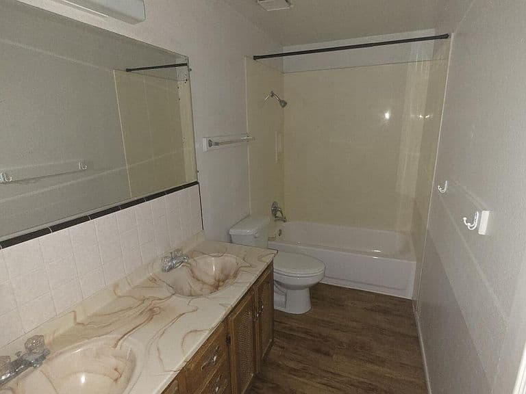 1301 E SAHUARO Drive photo 5