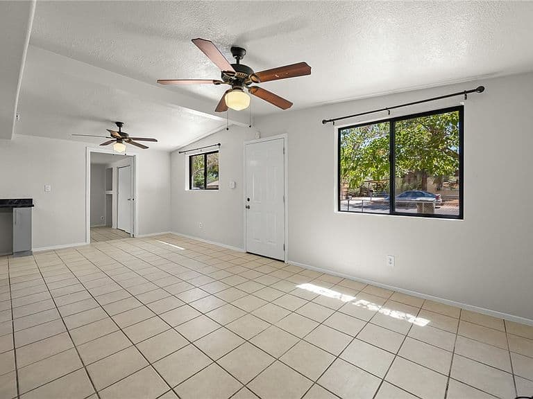 2115 Davis Avenue photo 4