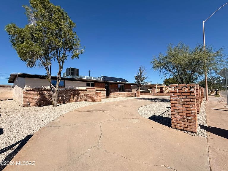 1824 W Lester St photo 2