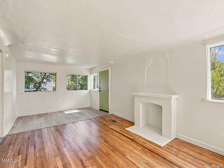 114 E Dupont Ave photo 4