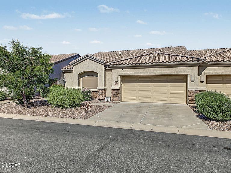 1574 E Sage Dr photo 2