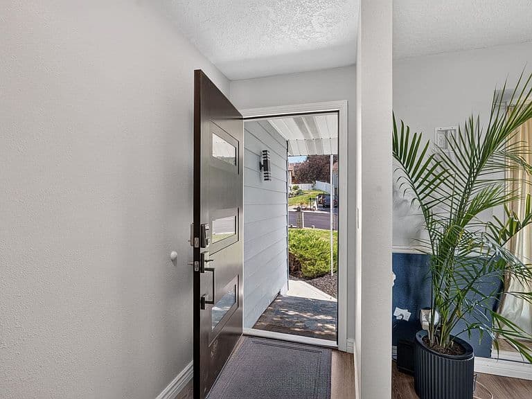 645 Bitterroot Dr photo 4