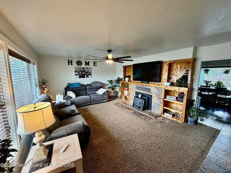 425 Lincoln St photo 2