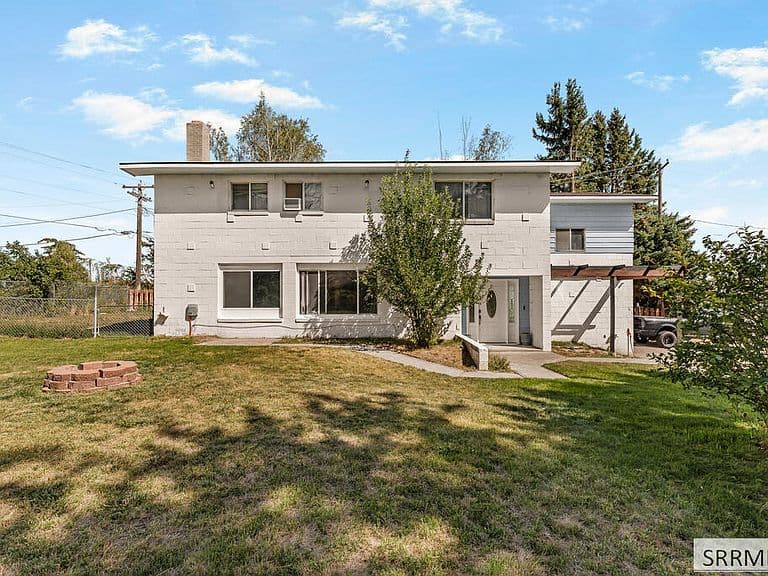 485 Gardner Dr photo 2