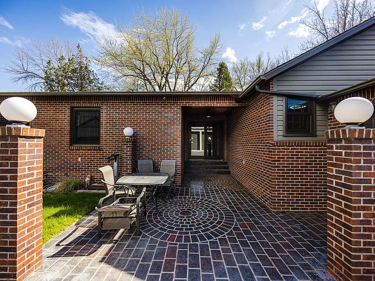 959 6th Ave E photo 5
