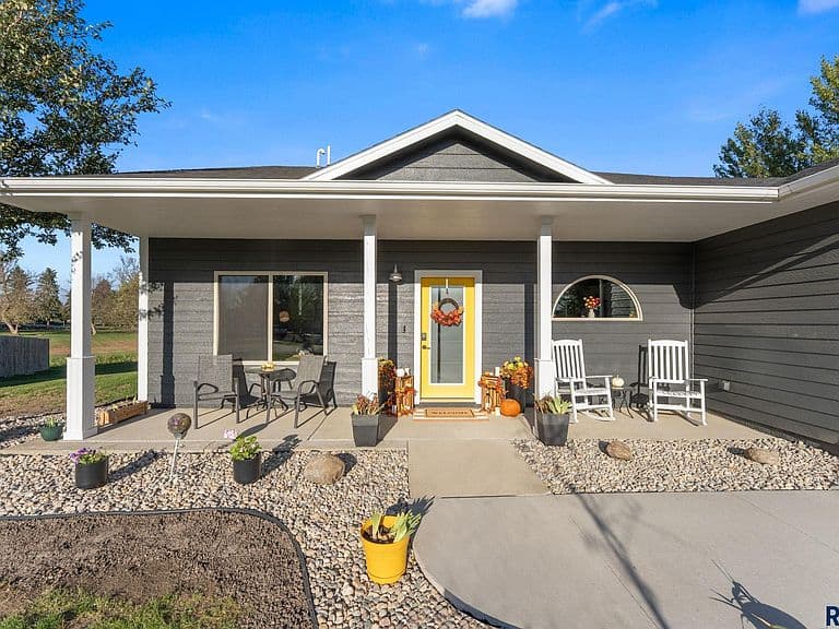 1104 Hemlock Cir photo 3