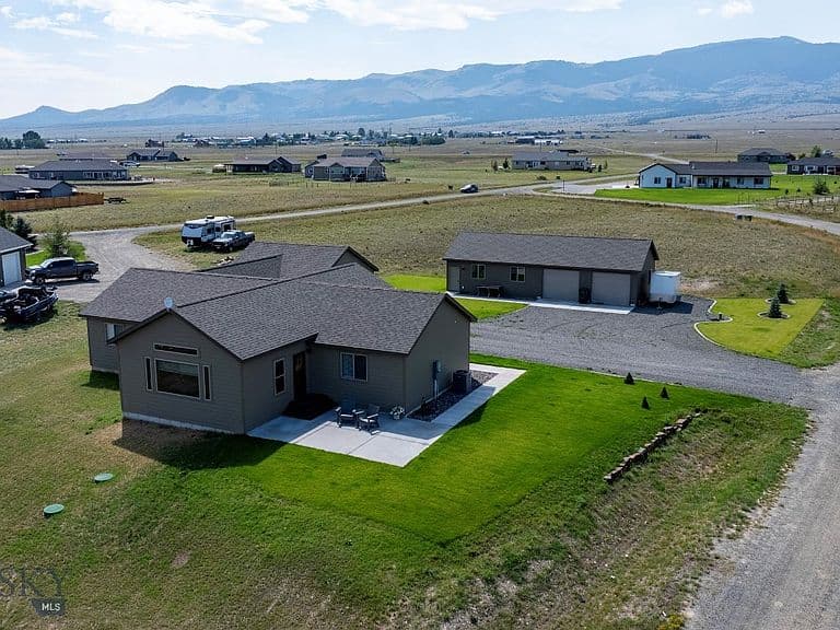 12 Grace Dr photo 3