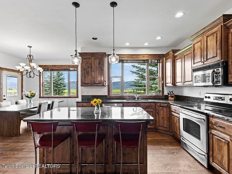 8180 Cutthroat Ln photo 4