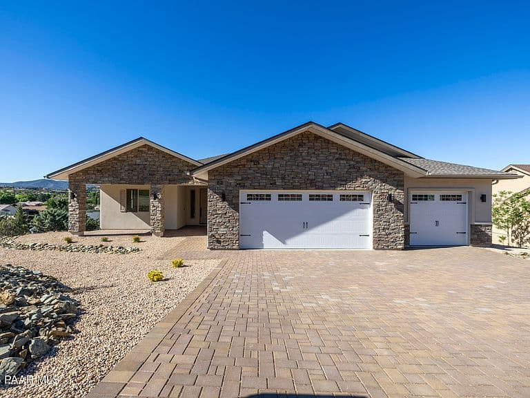 561 S Lakeview Dr photo 1