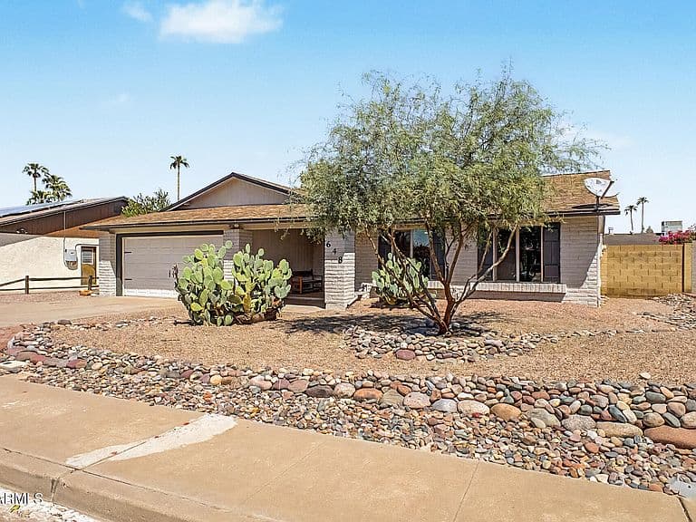 648 W KILAREA Avenue photo 3