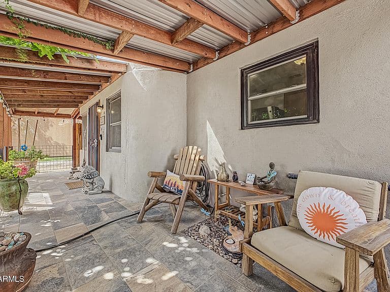 208 N HORNE -- photo 5