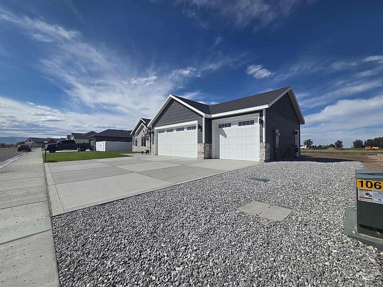 1117 Moss Ave photo 2