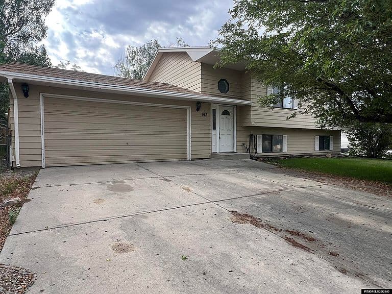 913 Eisenhower Dr photo 1