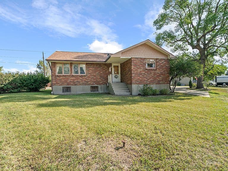 102 E Groschell St photo 2