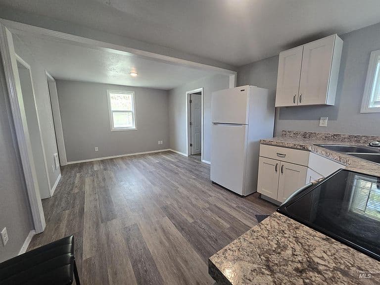 516 W Avenue C photo 4