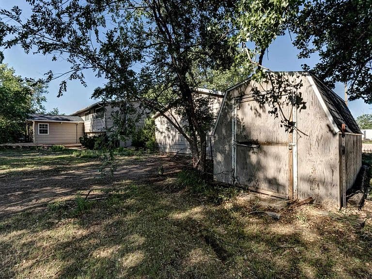 114 E Oak St photo 5