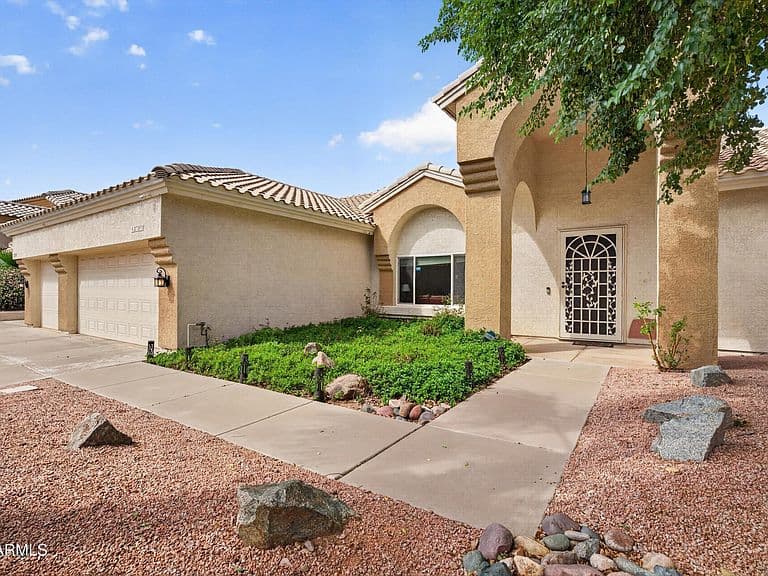 2734 E VISTA Drive photo 2