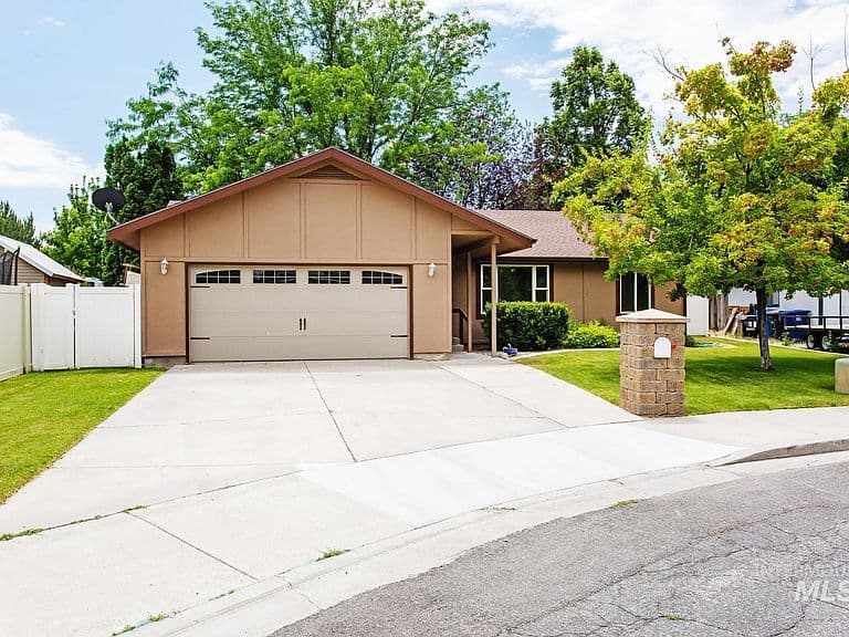 2572 Navajo Cir photo 1