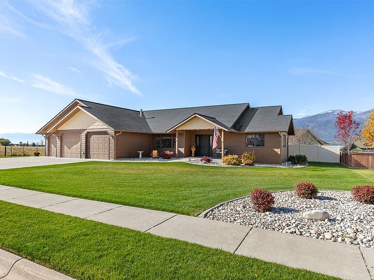 303 Syringa St photo 3