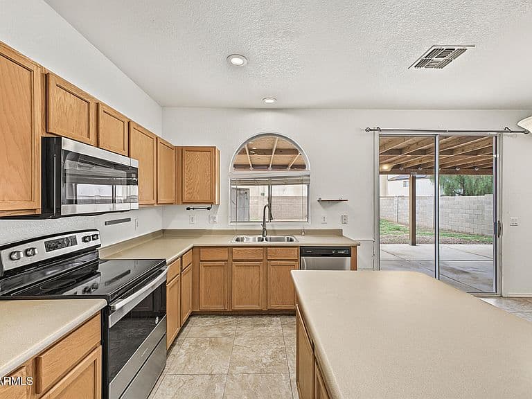 1116 E ALTADONNA Street photo 2