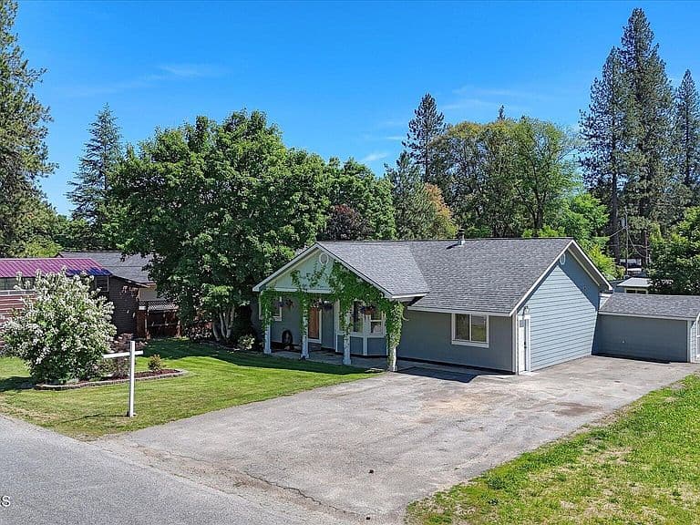 374 Dixon St photo 1