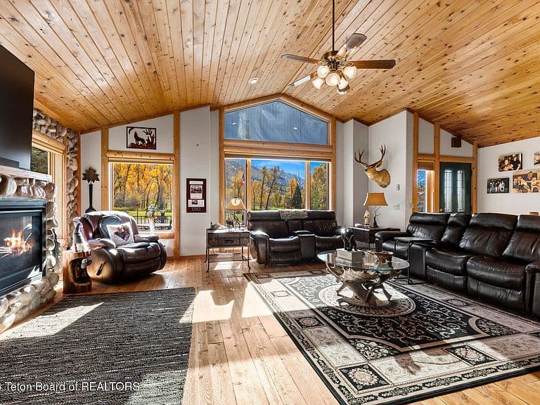 1411 Hardman Rd photo 4