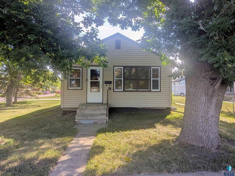 1202 N Prairie Ave photo 2