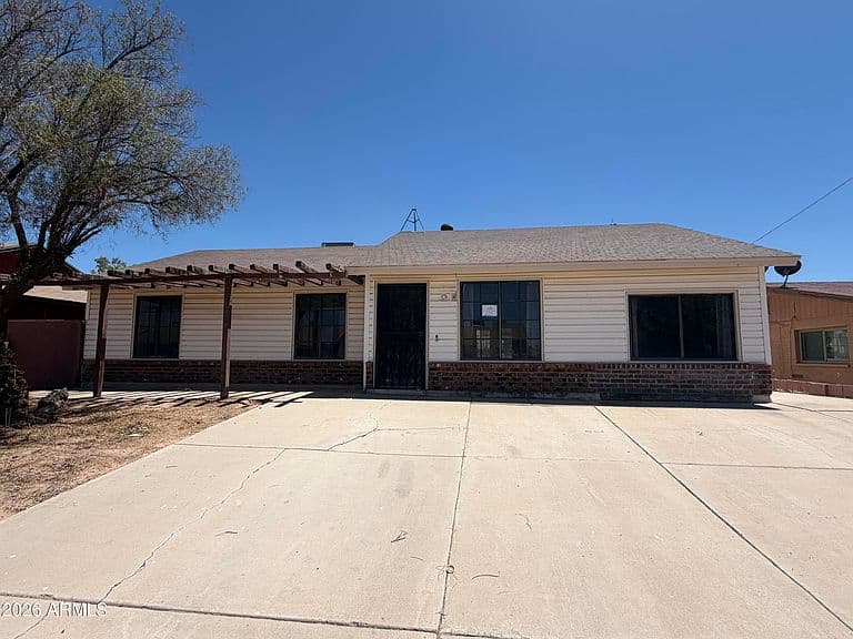 1131 E BISNAGA Street photo 2