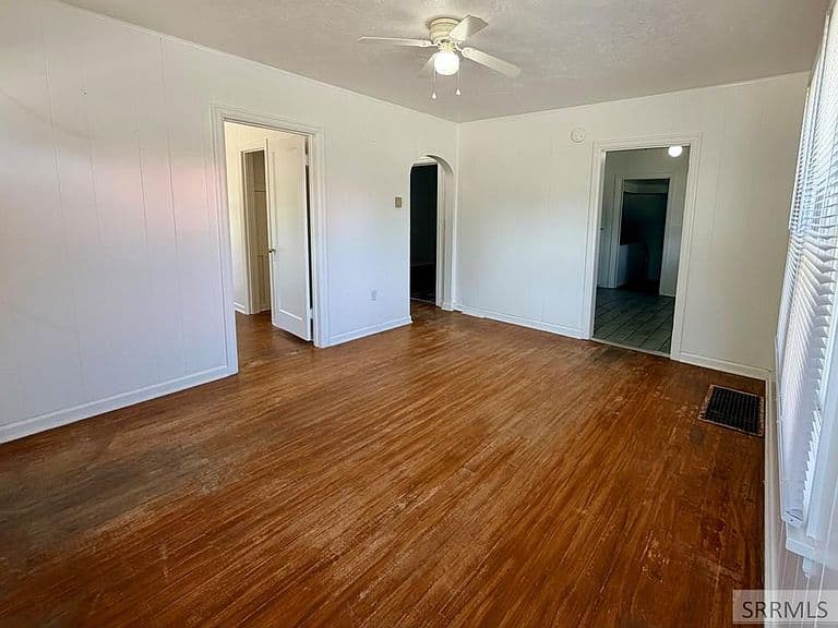402 3rd St photo 3