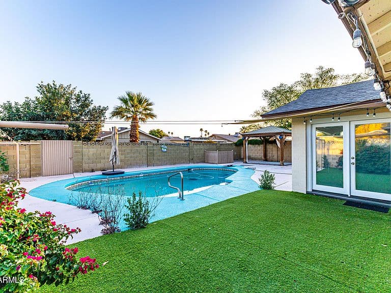 2537 E LA JOLLA Drive photo 1
