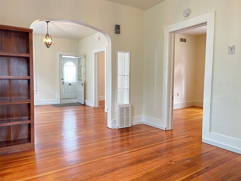 1009 Logan St photo 3