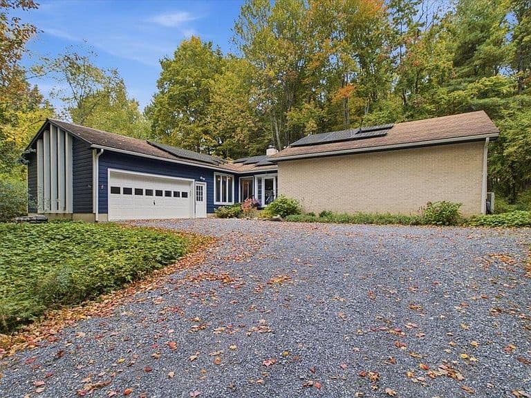 78 Astrachan Drive photo 1