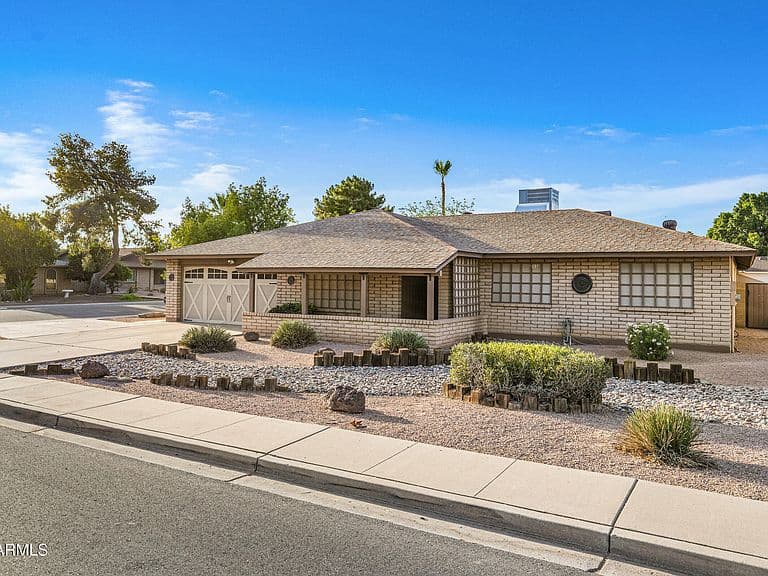1702 E LIBRA Drive photo 3