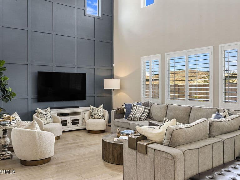 1838 E VILLA LINDA Drive photo 3