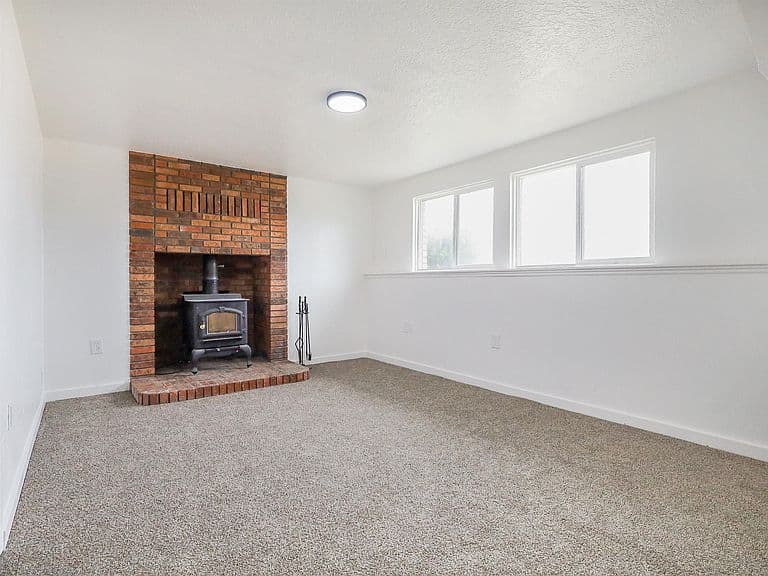187 Crestview Dr photo 3