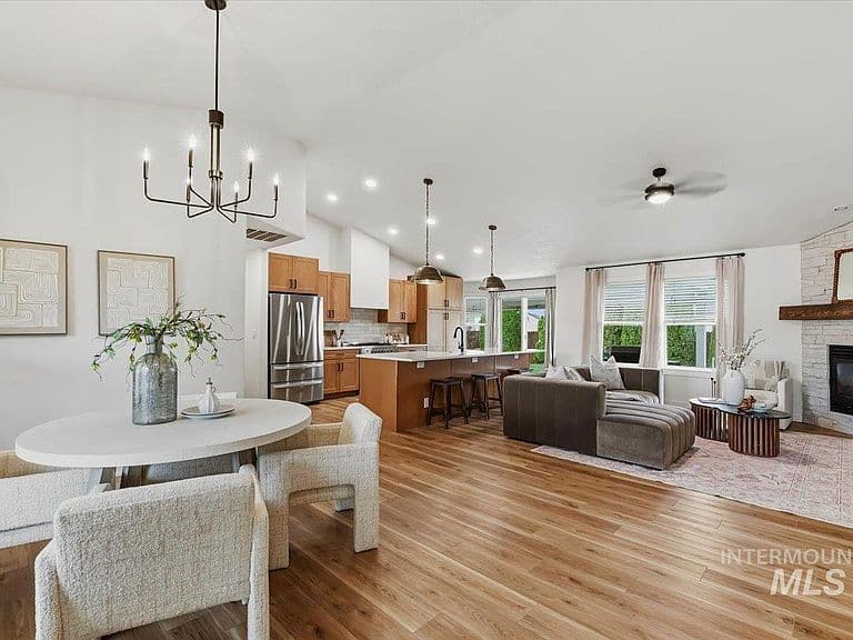 2109 S Rushmore Way photo 4