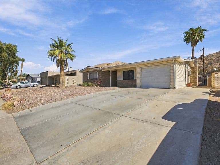 2696 Country Club Drive photo 2