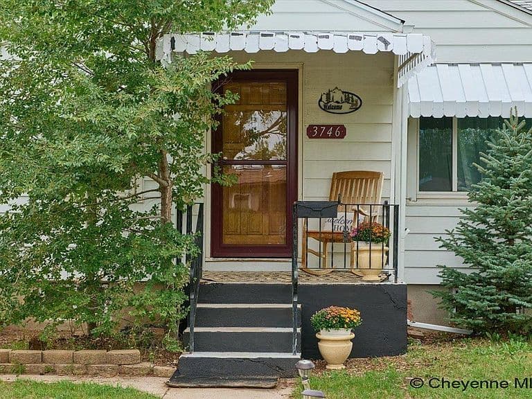 3746 Cribbon Ave photo 2