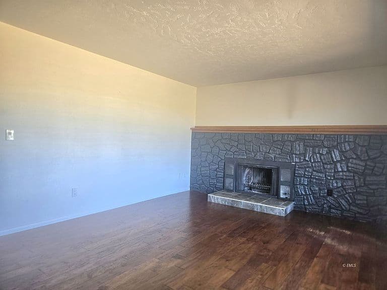 165 Sunset Dr photo 2