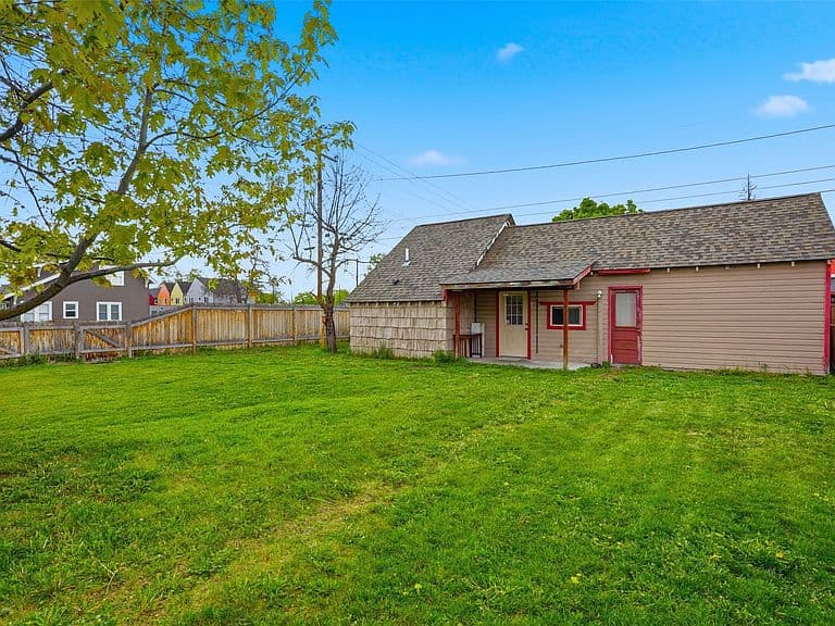 1112 Shakespeare St photo 2