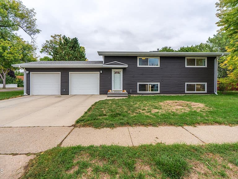 405 Meadow Ln photo 1