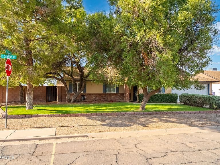 502 E GABRILLA Drive photo 3