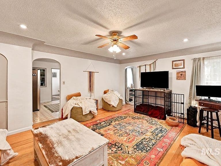 418 E Avenue B photo 4