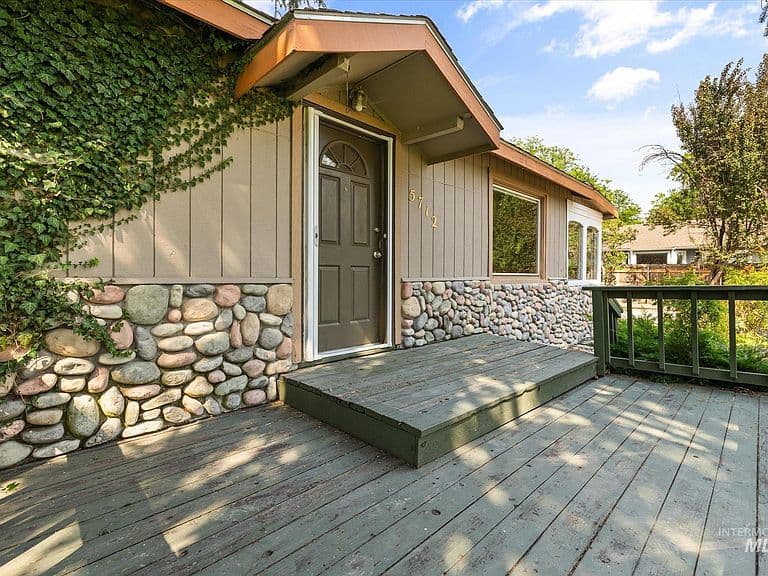 5712 W Castle Dr photo 3