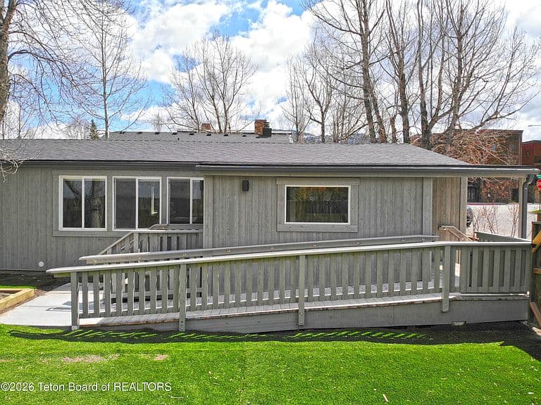 245 W Gill Ave photo 5