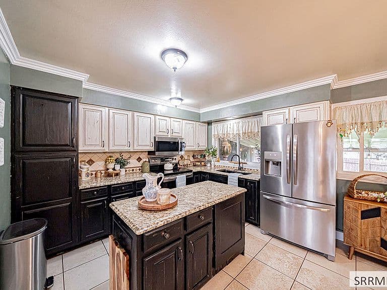 867 Maplewood Dr photo 3