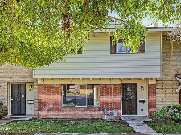 1605 W HAZELWOOD Street photo 2