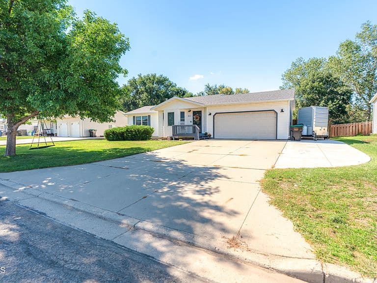 82 Weir Dr photo 1