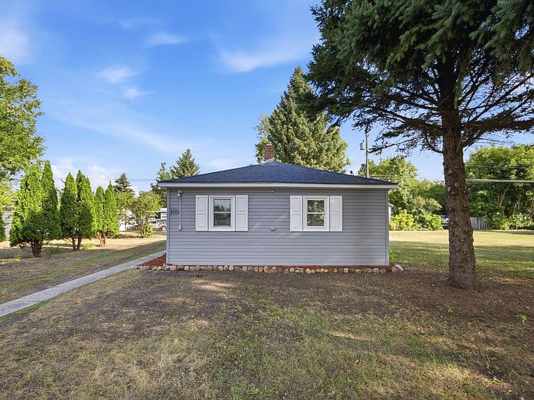 109 2nd Ave SW photo 1